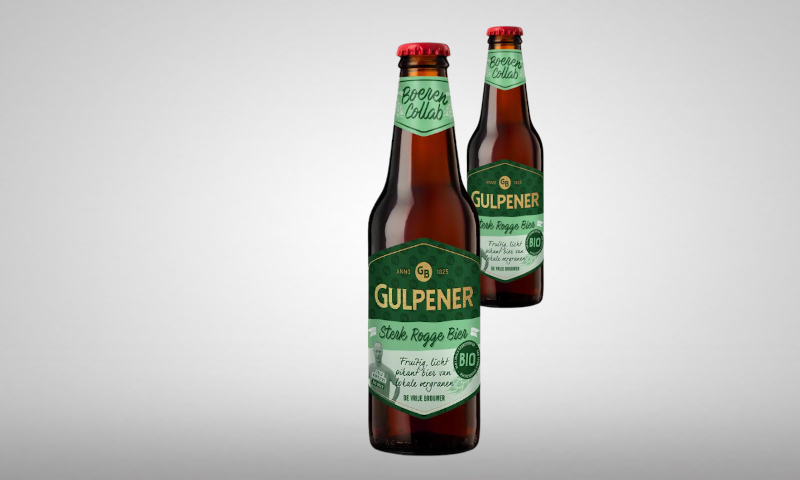 Twee flesjes Gulpener Sterk Rogge Bier op een grijze achtergrond